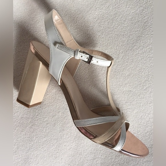 New Franco Sarto Ebba White & Tan Beige Patent T Strap Sandals Heels sz 9M - Picture 3 of 6